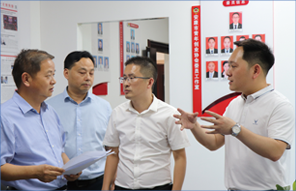 安康市政協(xié)黨組書(shū)記、主席調(diào)研指導(dǎo)青創(chuàng)協(xié)會(huì)委員工作室，市政協(xié)委員、公司總經(jīng)理李德奎做匯報(bào)介紹